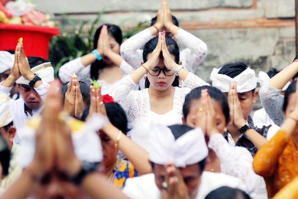 Bali to chuc cau nguyen khi 15.000 khach Trung Quoc huy tour vi corona hinh anh