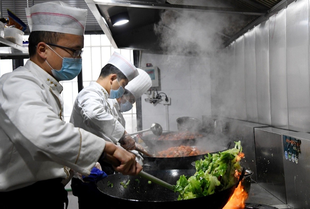 Nha hang nau an mien phi cho bac si, benh nhan mac corona hinh anh