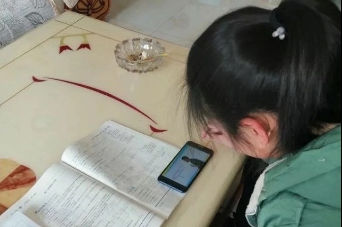 hoc sinh nghi hoc vi corona anh 1