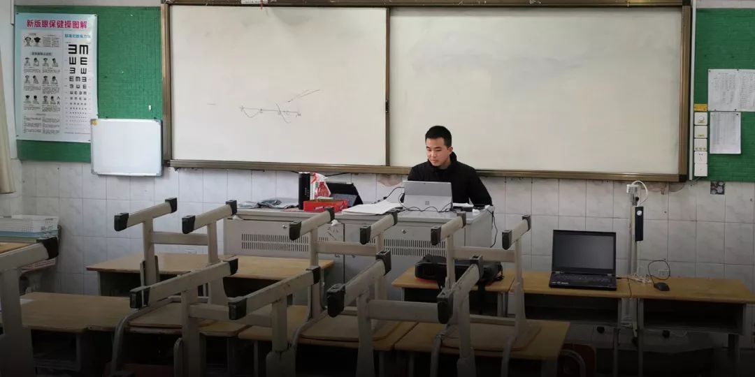 hoc sinh nghi hoc vi corona anh 4