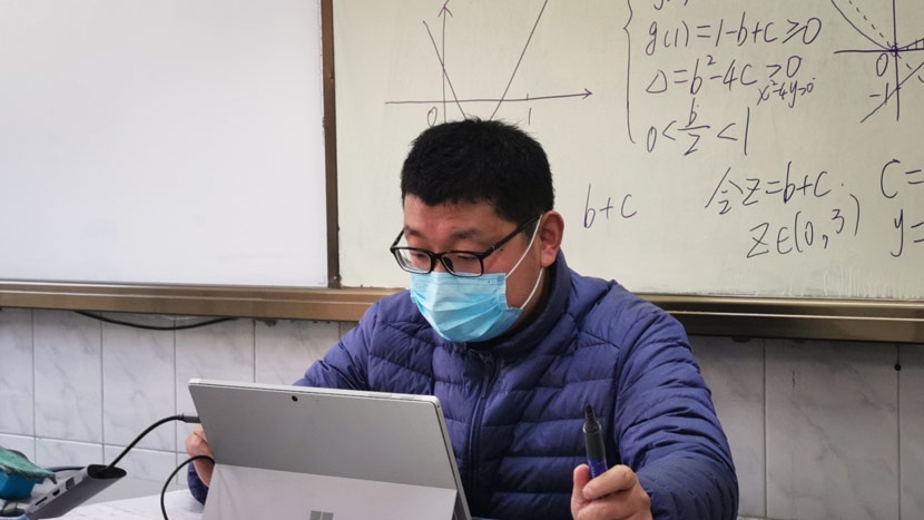 hoc sinh nghi hoc vi corona anh 3