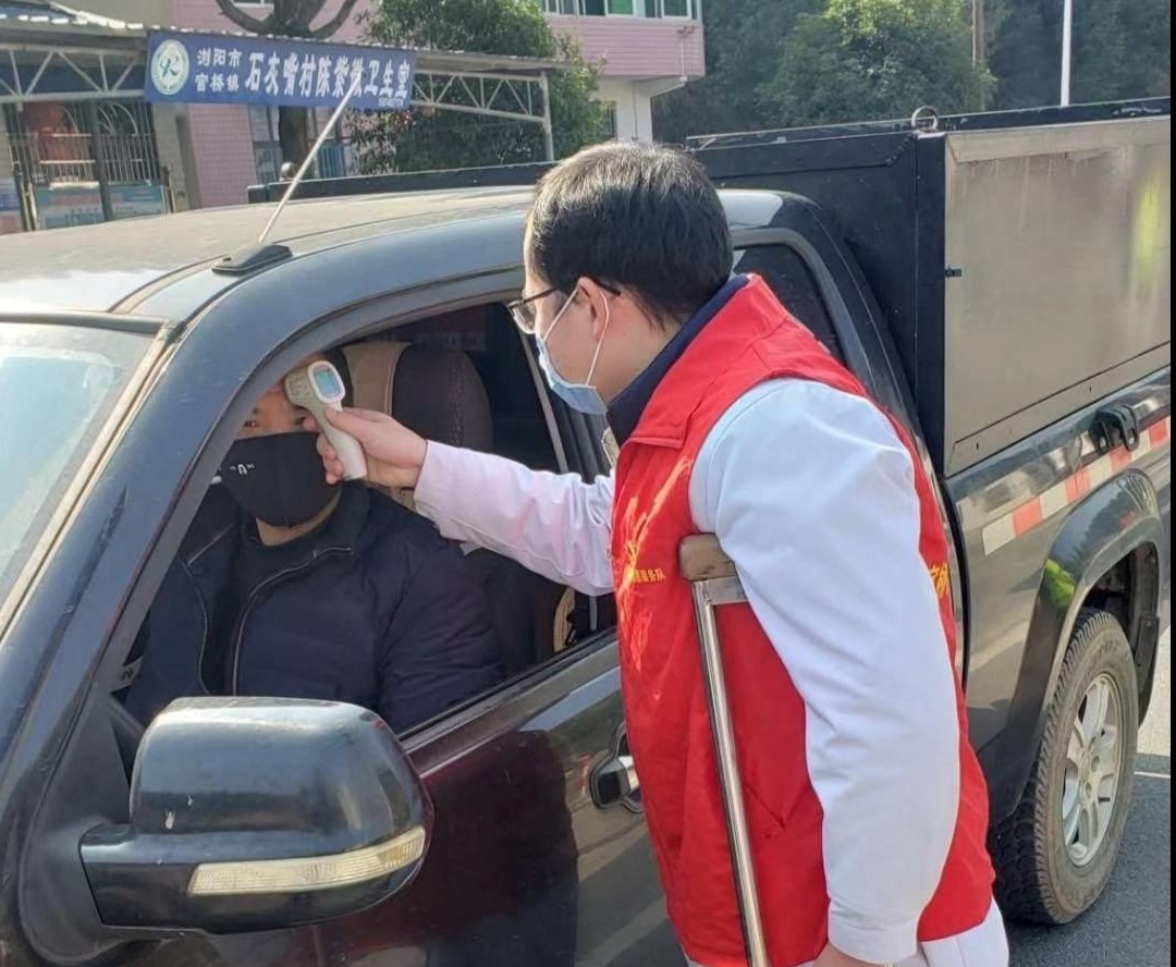 Bac si chong nang lien tuc 12 tieng de kiem tra than nhiet nguoi dan hinh anh