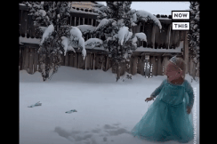 Em be 2 tuoi bat chuoc Elsa hat giua troi mua tuyet hinh anh