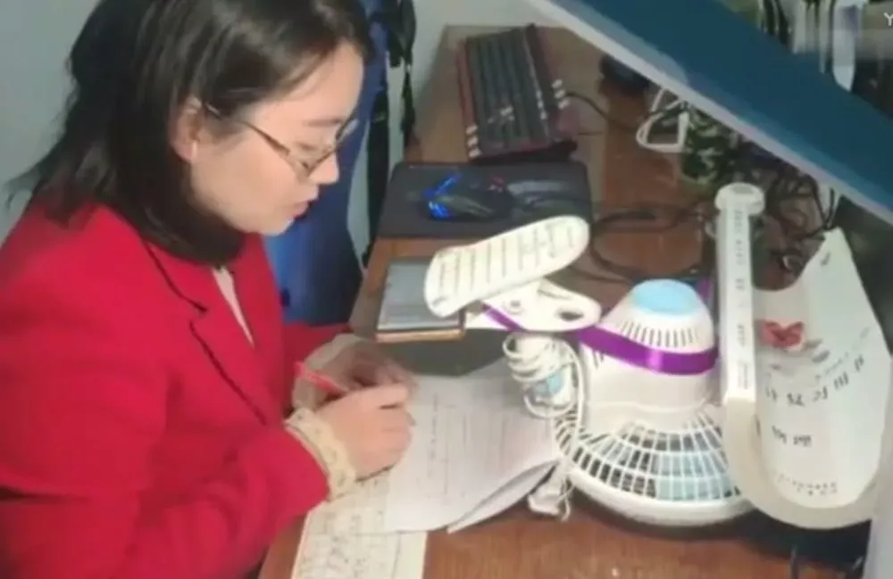 giao vien livestream day hoc anh 2