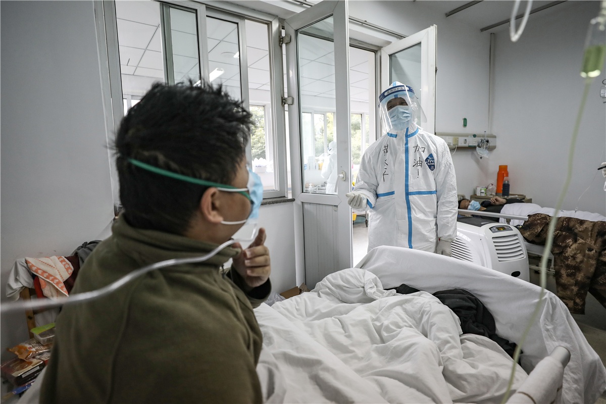 bac si chien dau voi dich corona anh 3