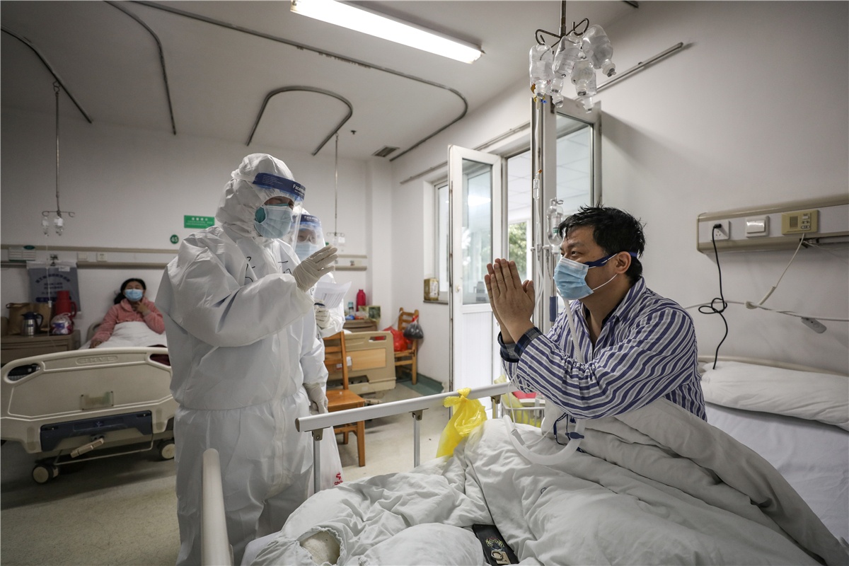 bac si chien dau voi dich corona anh 2