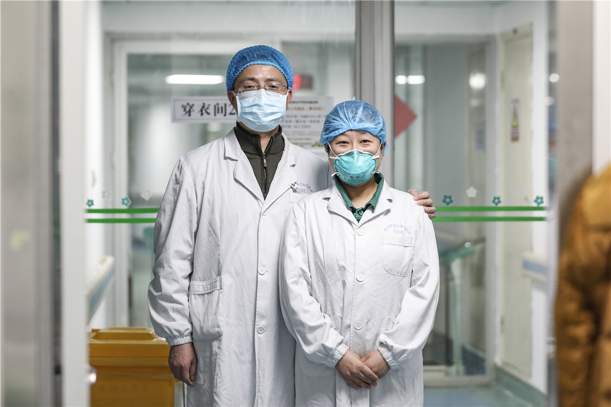 bac si chien dau voi dich corona anh 7