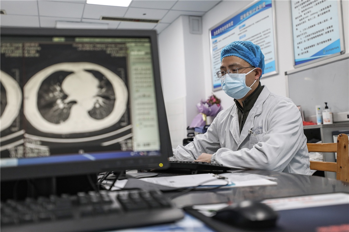 bac si chien dau voi dich corona anh 8