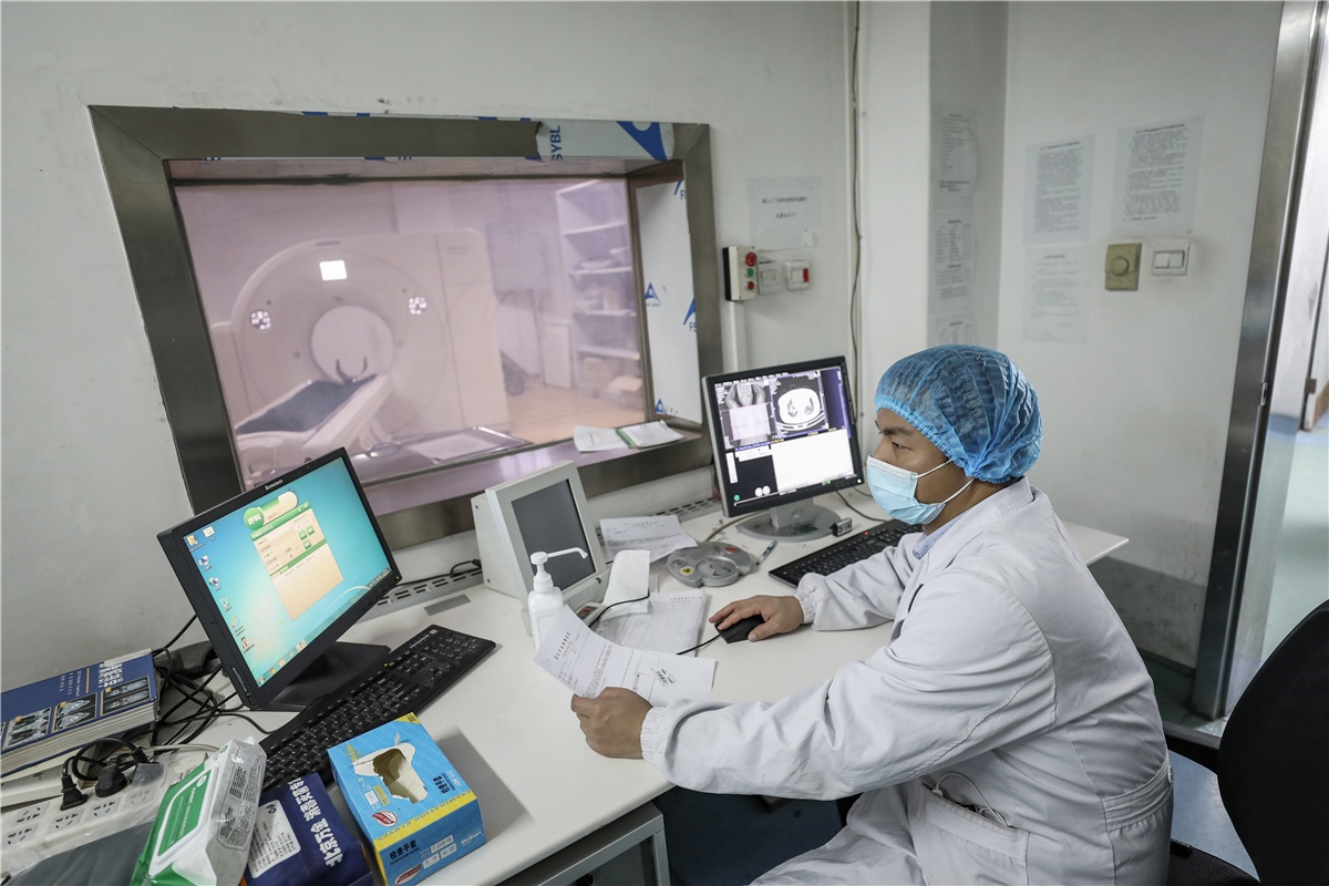 bac si chien dau voi dich corona anh 11