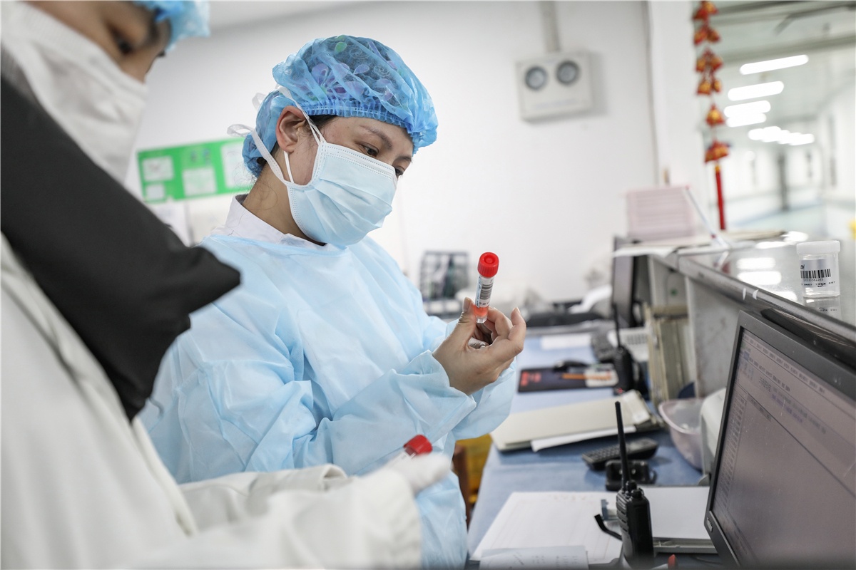 bac si chien dau voi dich corona anh 12