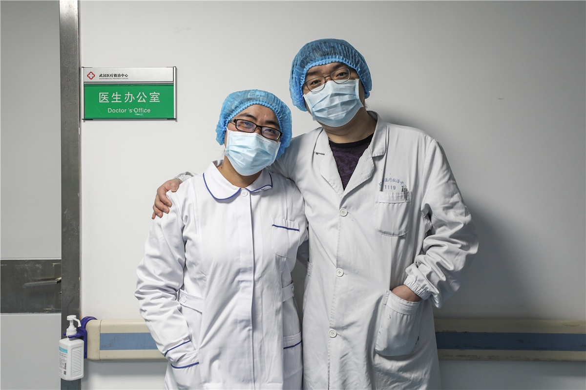 bac si chien dau voi dich corona anh 13