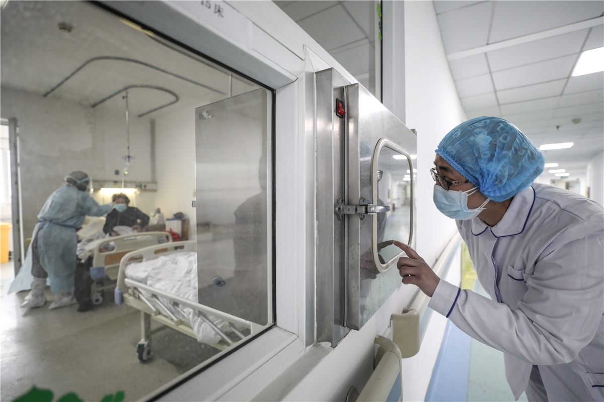 bac si chien dau voi dich corona anh 14