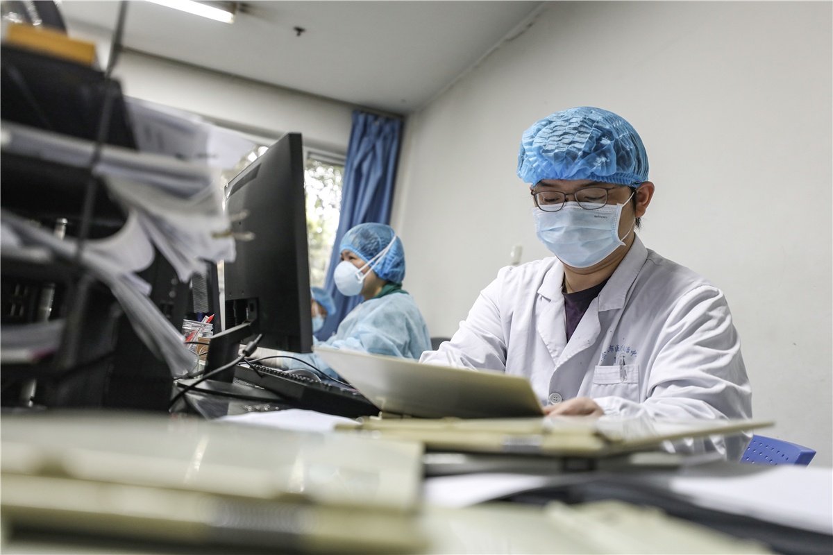 bac si chien dau voi dich corona anh 15