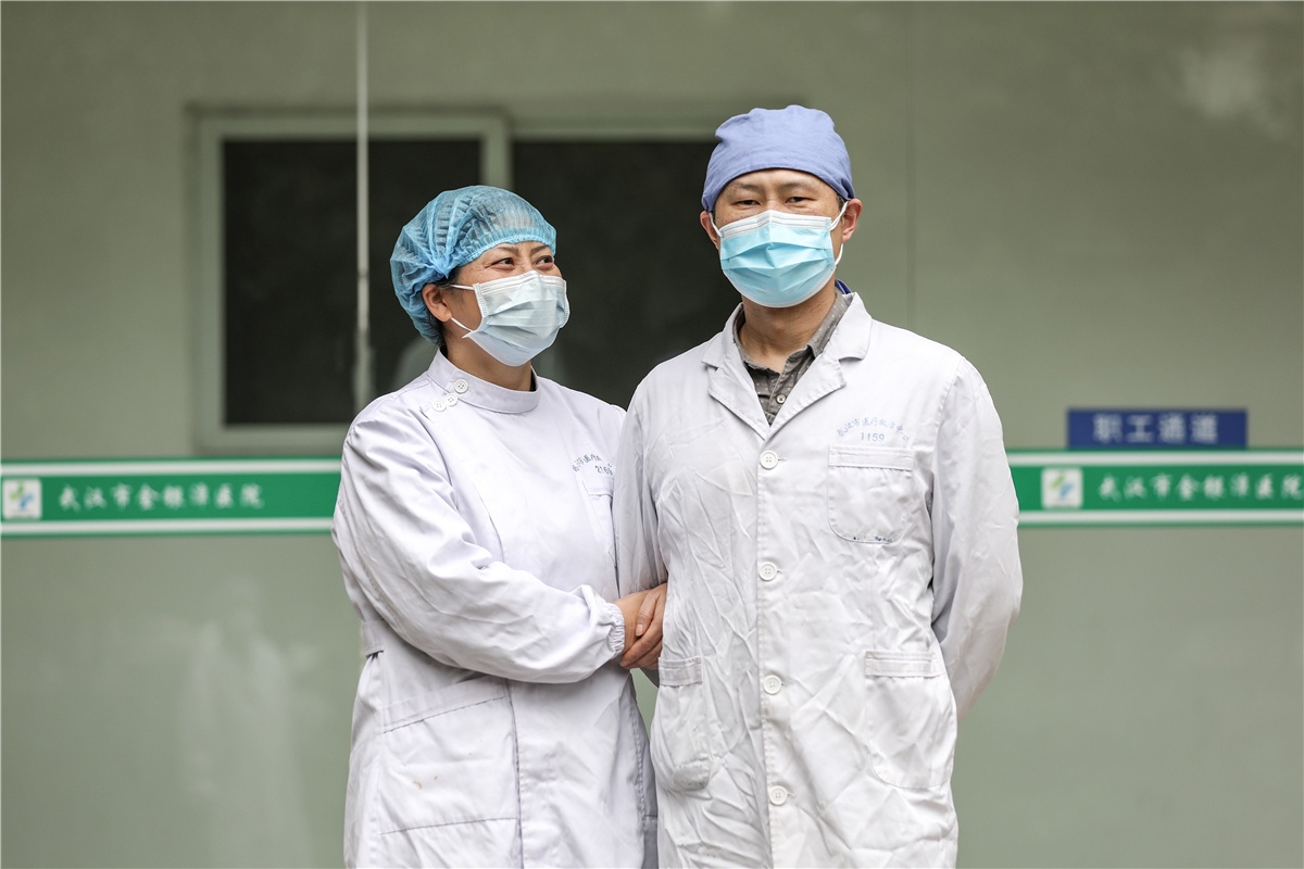 bac si chien dau voi dich corona anh 4