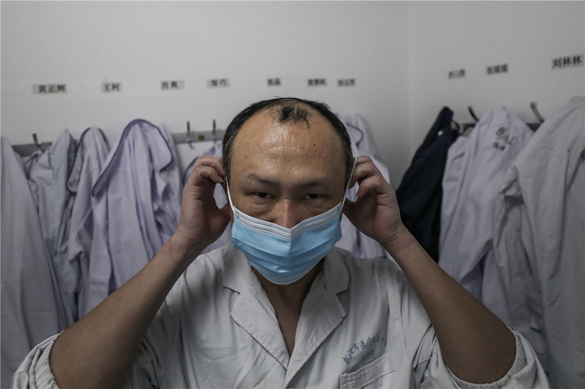 bac si chien dau voi dich corona anh 5