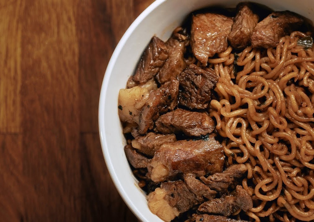 Mi thit bo phan biet giau ngheo trong 'Ky sinh trung' bat ngo gay sot hinh anh