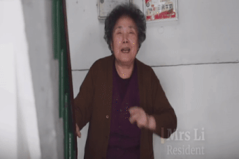 Mang do an cho nguoi gia neo don bi mac ket vi corona hinh anh