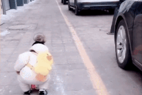 Em be tuong chai nhua vut di la do danh roi, nhat ho nguoi lon hinh anh