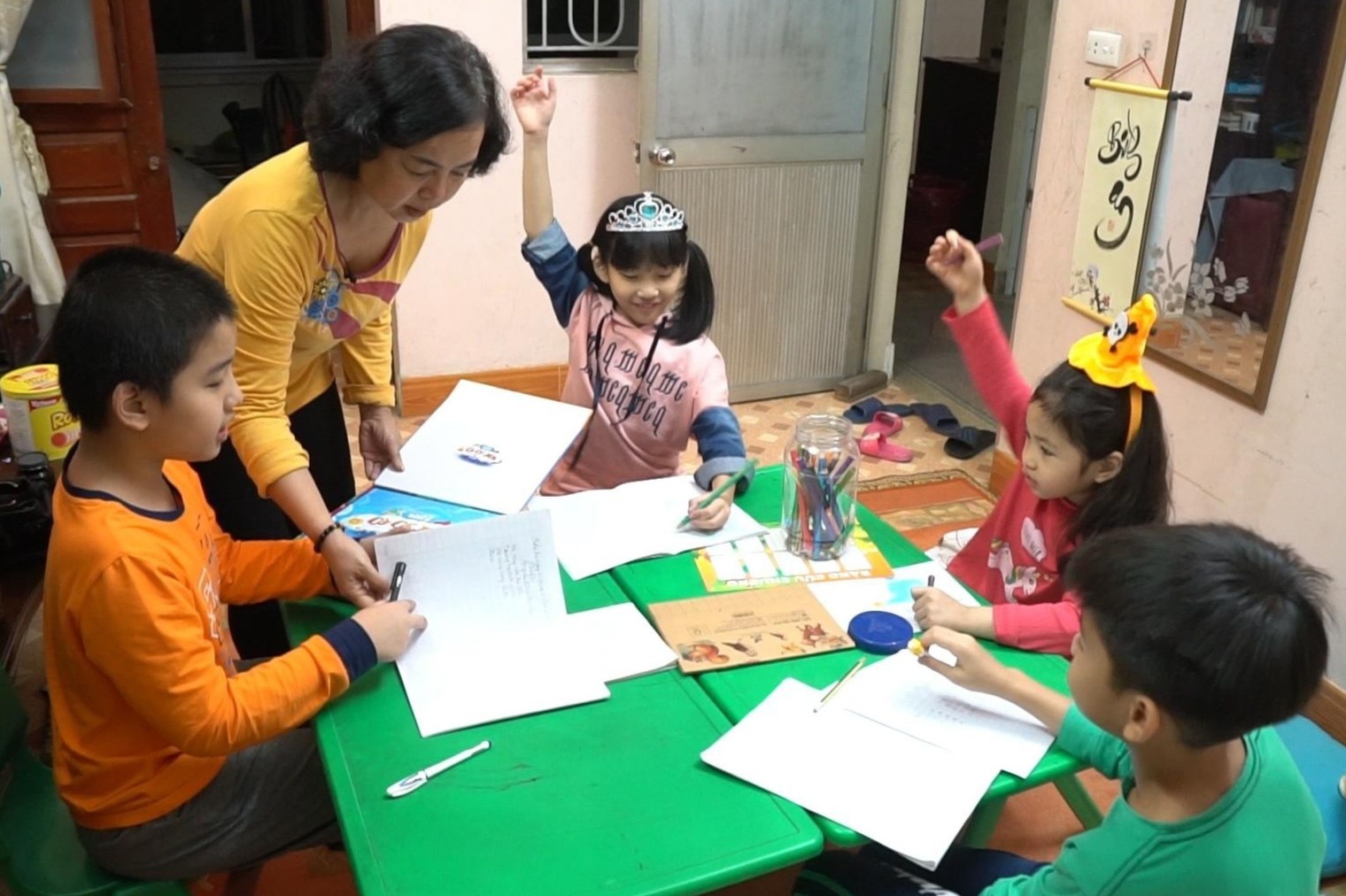 Ong ba noi trong 4 chau nghi hoc vi dich: 'Khong khac gi nuoi con mon' hinh anh