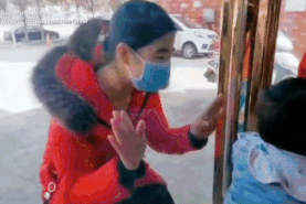 Nu y ta hon con trai qua lop kinh vi so lay nhiem virus corona hinh anh