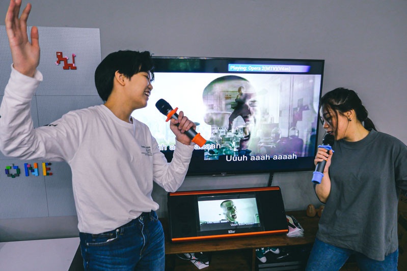 Dich vu thue karaoke tai nha cho nguoi thich hat nhung so virus corona hinh anh