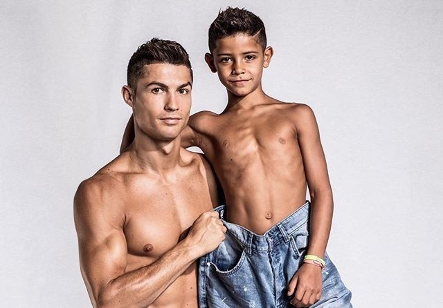 Cristiano Ronaldo Jr da bong gioi giong cha, tap quen ca gio an toi hinh anh