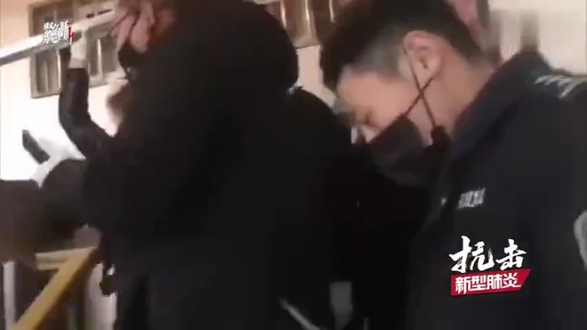 bi hang xom nhot trong nha vi so corona anh 3