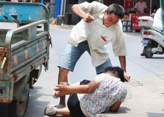 Lenh cach ly khien nhieu nguoi vo bi danh dap hon tai Trung Quoc hinh anh