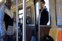 Nguoi chau A bi doi duoi khoi tau, xit khu trung vao mat o My hinh anh