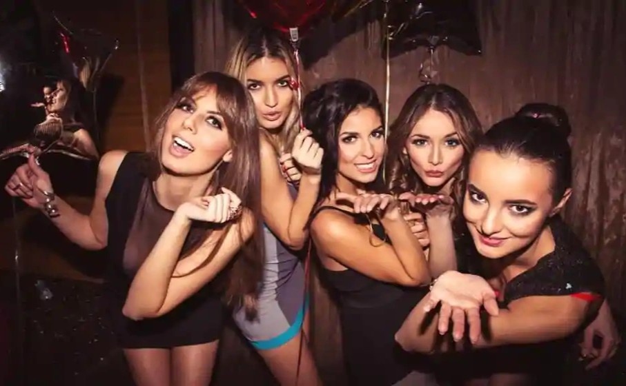 8/3 tren the gioi, phu nu tu duoc tang hoa den xuong duong bieu tinh hinh anh