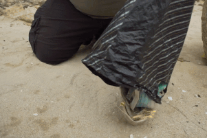 Khau trang bi vut bo sau dich Covid-19 mat hang tram nam de phan huy hinh anh