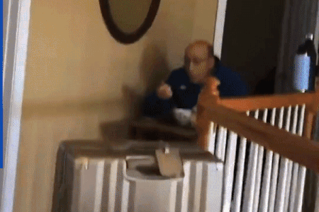 Ngoi an truoc cua phong con vi khong muon be co don khi tu cach ly hinh anh