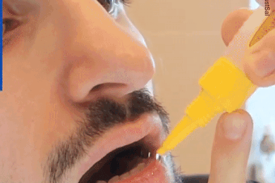 Nguoi dan ong dan keo sieu dinh vao mieng de treu phuc vu quan an hinh anh