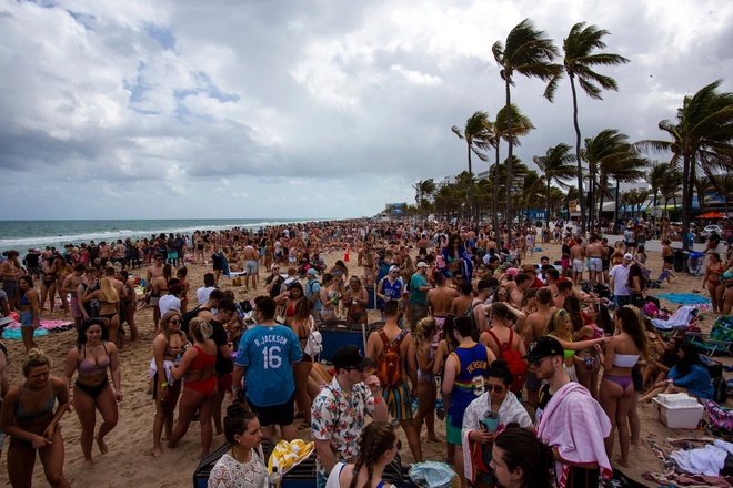 gioi tre tiec tung bat chap dich benh anh 6