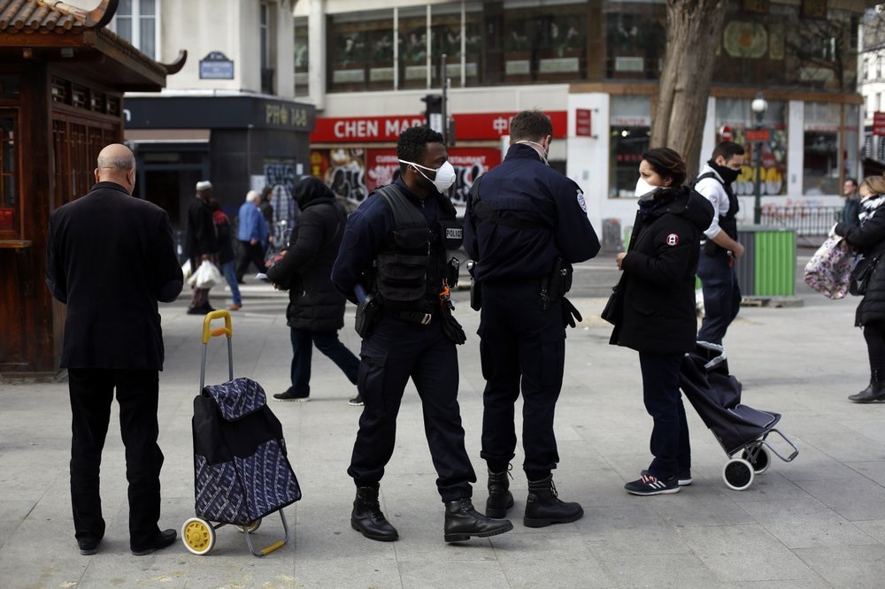 gioi tre tiec tung bat chap dich benh anh 8