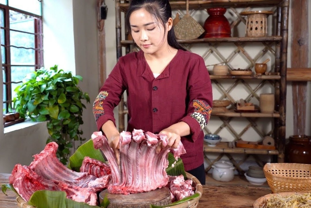 Co gai bo pho ve que cham soc cha bat ngo thanh hot vlogger hinh anh