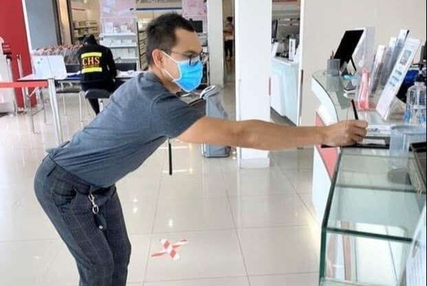 Du cach ky la va hai huoc de giu khoang cach noi cong cong hinh anh