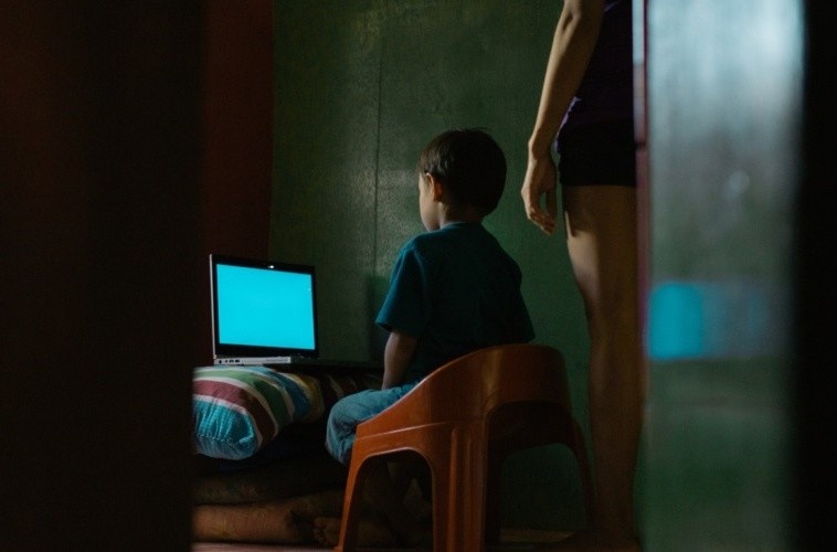 Lam dung tinh duc tre em qua mang tang bat thuong trong dich benh hinh anh