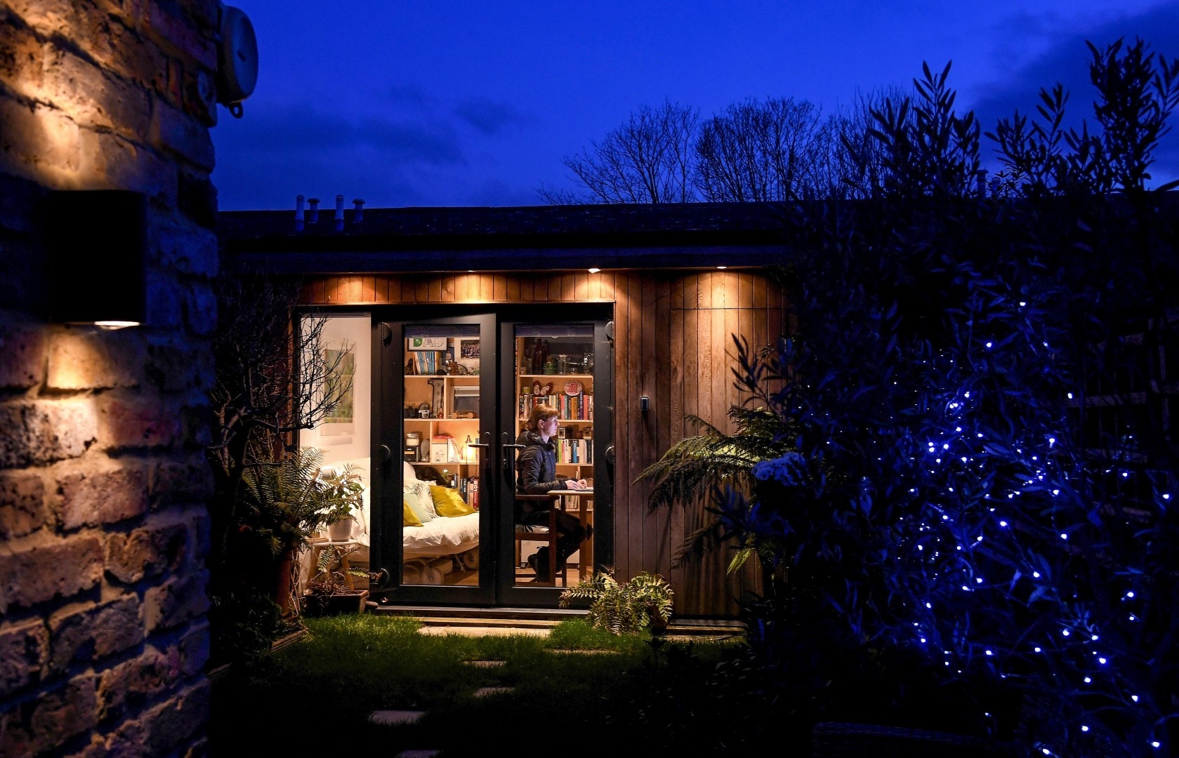 hoat dong truc tuyen bung no mua dich anh 8