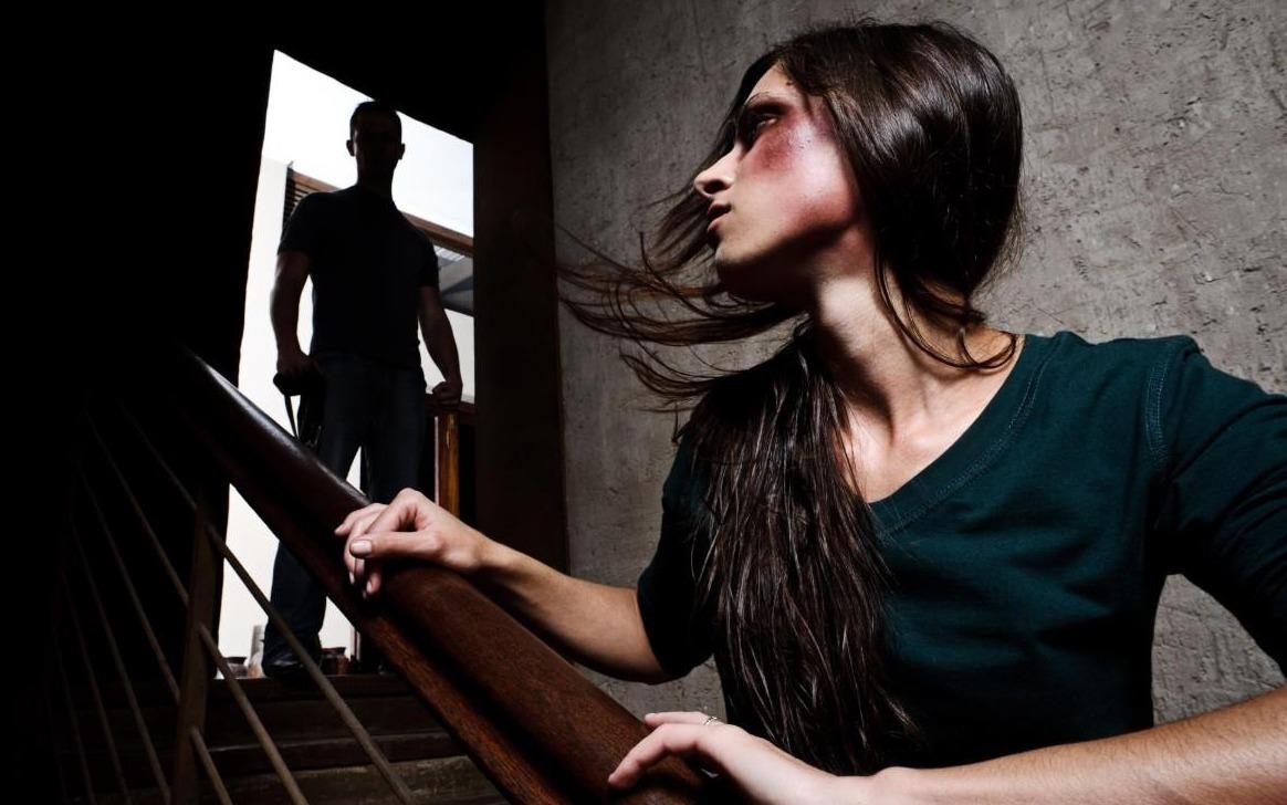 Mua dich tro thanh ac mong voi phu nu bi chong bao hanh hinh anh