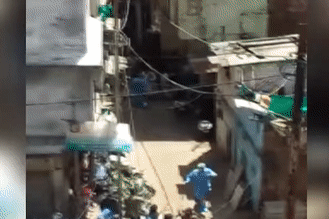 Bac si bi nguoi dan duoi danh, lay gach da nem khi di chong dich hinh anh
