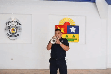 Canh sat Mexico ca hat, nhay mua de nhac nho nguoi dan phong dich hinh anh