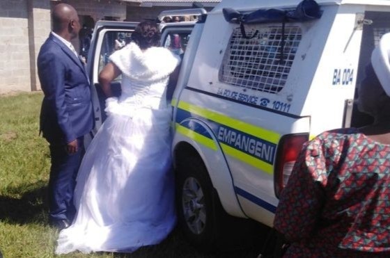 Co dau chu re bi bat giua hon le vi to chuc dam cuoi mua dich hinh anh