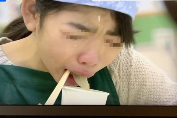 Tre tieu hoc o Nhat khoc khi bi ep an con vat do chinh tay minh nuoi hinh anh