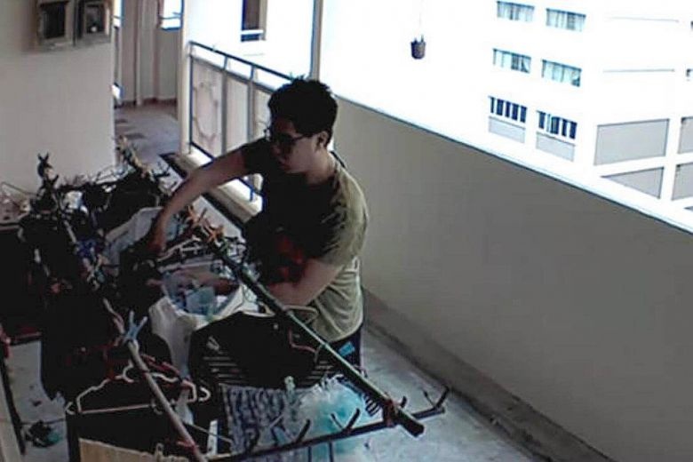 Canh sat Singapore bat giu nguoi dan ong an trom 2.500 do lot phu nu hinh anh