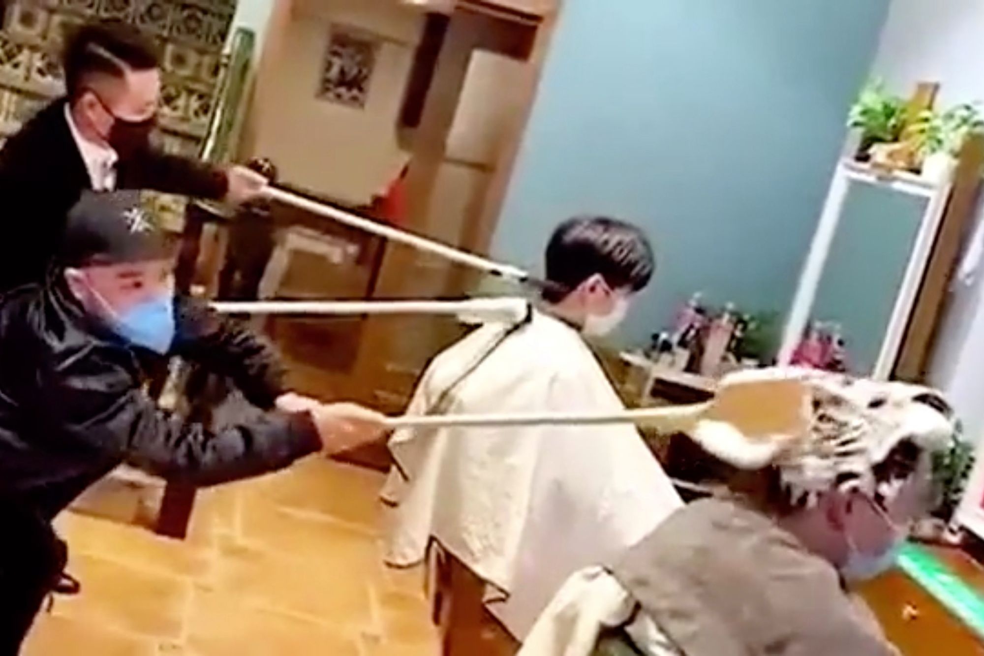 mac do bao ho khi cat toc anh 3