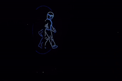 Vu Han bung sang voi 1.000 chiec drone mung het phong toa hinh anh