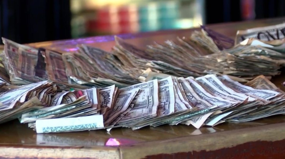 Chu quan bar tang hon 4.000 USD tien le cho nhan vien dang that nghiep hinh anh