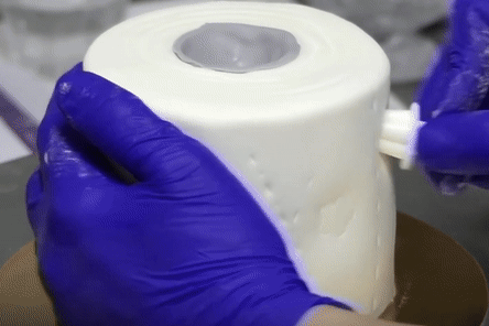 Banh kem in hinh giay ve sinh giup cua hang 'song sot' giua mua dich hinh anh