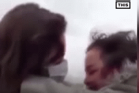 Cuoc doan tu day nuoc mat cua hai me con trong mua dich Covid-19 hinh anh